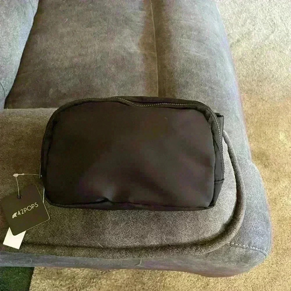 Crossbody purse - Picture 1 of 3